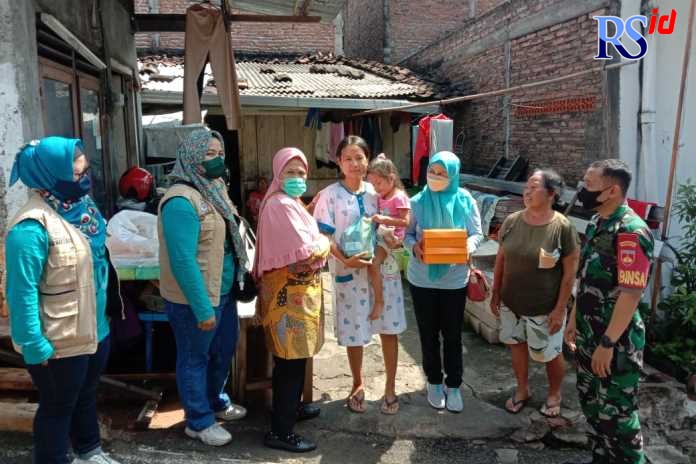 Pemberian bantuan makanan tambahan bagi anak-anak di RW 08 Kelurahan Jatingaleh untuk mencegah stunting. (Istimewa)