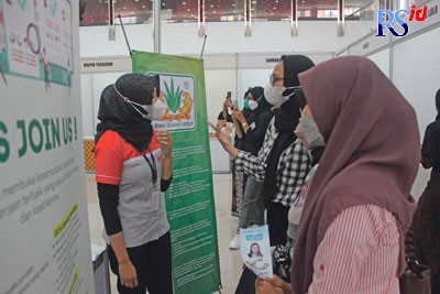 Mahasiswa memadati stan dari berbagai perusahaan yang disediakan Untidar dalam job fair, Senin (24/10), di Gedung dr. H. R. Suparsono. (ROFIK SYARIF G P/JAWA POS RADAR SEMARANG)