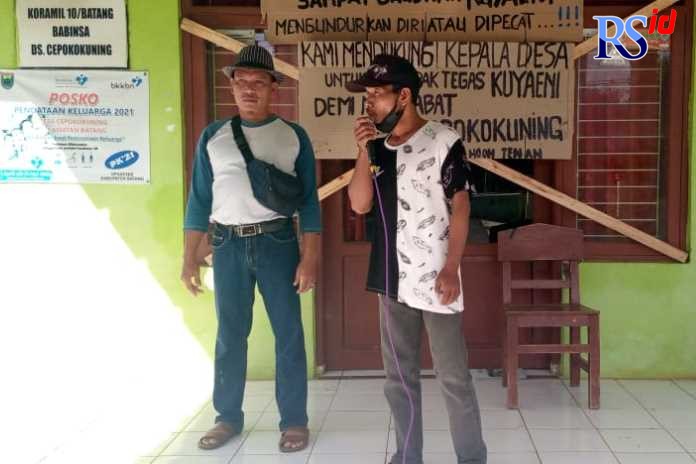 Warga Desa Cepokokuning melakukan aksi unjuk rasa dan menyegel kantor desa setempat. (Istimewa)