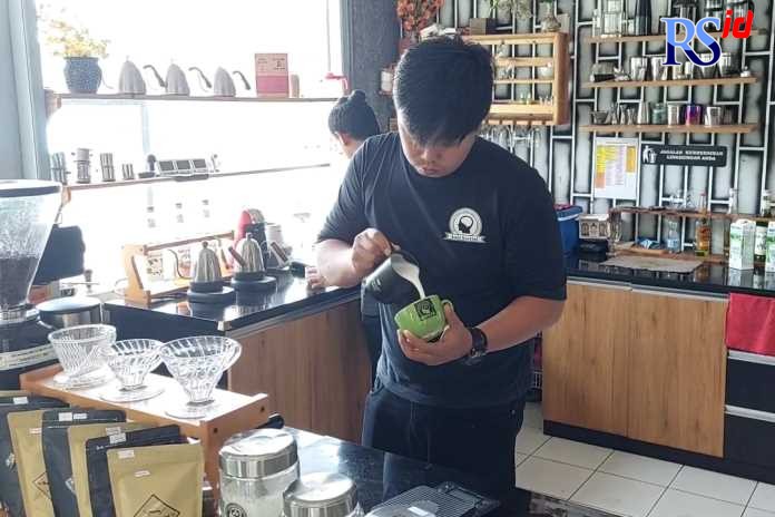 Salah satu penyandang disabilitas saat meracik kopi pesanan pengunjung. (ADDIN ALFATH/ JAWA POS RADAR SEMARANG)