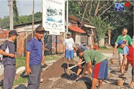 BERGERAK BERSAMA : Warga sedang kerja bakti untuk membenahi wilayah RW 02 Kelurahan Kalipancur. (FIGUR RONGGO WASSALIM/ JAWA POS RADAR SEMARANG)
