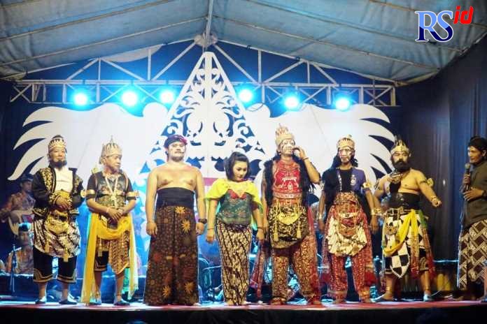 Sejumlah seniman wayang orang di RW 04 Kelurahan Kaliwiru dalam sebuah pementasan budaya. (Istimewa)