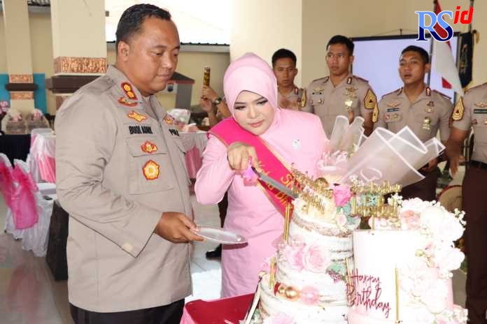 Kapolres Demak AKBP Budi Adhy Buono dalam tasyakuran hari kesatuan gerak Bhayangkari. (Wahib Pribadi/Jawa Pos Radar Semarang)