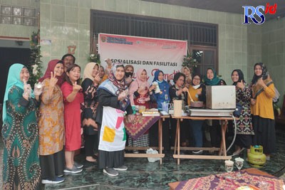 Warga RW 05 Kelurahan Karangayu Kecamatan Semarang Barat membuat berbagai kreasi olahan mangga. (IDA FADILAH/JAWA POS RADAR SEMARANG)