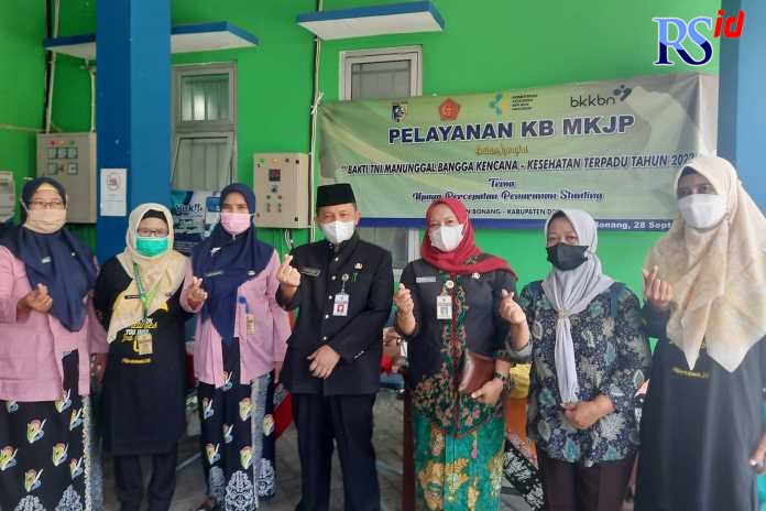 Petugas memberikan layanan KB di Kecamatan Bonang.(Wahib Pribadi/Jawa Pos Radar Semarang)