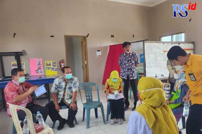 Petugas mendatangi rumah sasaran untuk ambil sampel stunting di Desa Tlogoboyo Kecamatan Bonang. (Wahib Pribadi/Jawa Pos Radar Semarang)