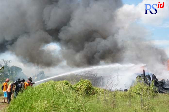 Kebakaran gudang tali rafia di Pabean, Kecamatan Pekalongan Utara, Kota Pekalongan Jumat (14/10) pagi. (Istimewa)