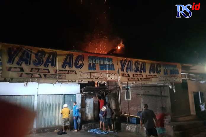 Kebakaran rumah Roni di Dusun Kwaluhan, Desa Madusari, Secang, Kabupaten Magelang, Senin (3/10) malam. (Istimewa)