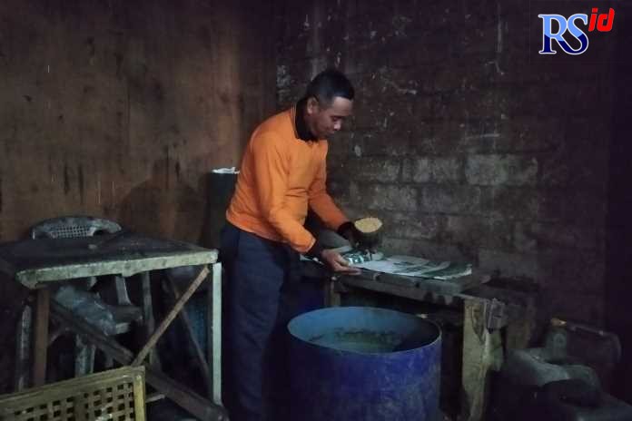 Moh Romli menunjukkan tempat produksi tahu miliknya. (NURFAIK NABHAN/Jawa Pos Radar Semarang)