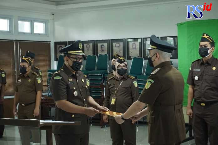 Serah terima jabatan Kasi Pidum dan Kasubbag Pembinaan Kejari Kota Semarang Senin (17/10). (Istimewa)