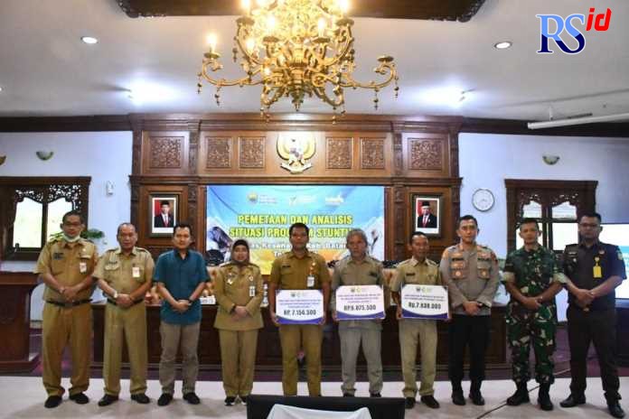 Penjabat Bupati Batang Lani Dwi Rejeki bersama Fokopimda menyerahkan secara simbolis bantuan dari Kemenkes kepada perwakilan OPD. (Istimewa)