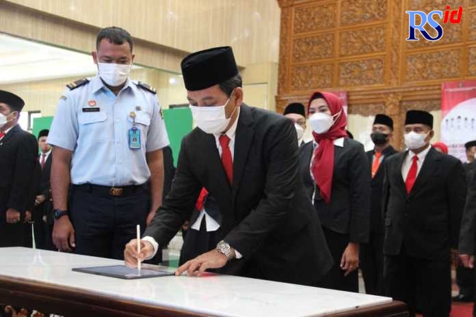 Kakanwil Yuspahruddin melantik dan mengambil sumpah MPDN, PPNS, dan Notaris Pengganti di Aula Kresna Dewa, Senin (10/10). (Istimewa)