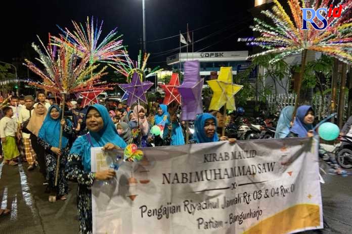 Pawai peringatan Maulid Nabi Muhammad SAW di Masjid Kauman Semarang yang diikuti sekitar 2.500 orang. (KHAFIFAH ARINI PUTRI/JAWA POS RADAR SEMARANG)