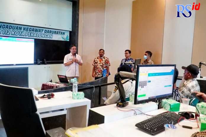 Wali Kota Pekalongan saat meninjau layanan call center 112 di lantai 2 kantor Setda Kota Pekalongan,  belum lama ini. (Istimewa)