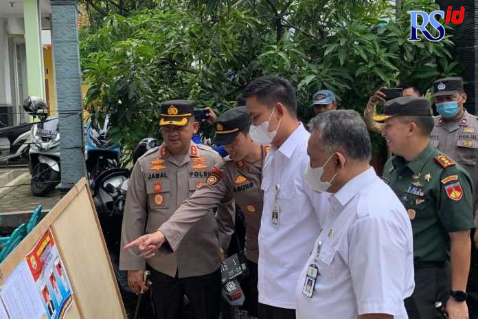 Bupati Kendal saat melakukan pantauan pelaksanaan pilkades serentak di TPS 07 Desa Gondang, Kecamatan Cepiring Rabu (19/10).(DEVI KHOFIFATUR RIZQI/ JAWA POS RADAR SEMARANG)