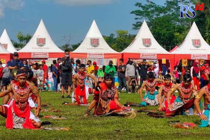 Penari Paguyuban Kuda Kepang Turonggo Cipto Budoyo saat tampil di Lapangan Embung Wonolopo, Mijen, Semarang, Minggu (23/10) lalu. (Ester Claudia Pricilia/Jawa Pos Radar Semarang)