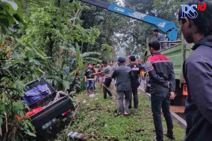 NAAS : Evakuasi mobil pikap yang terperosok di lahan pertanian warga Jumat sore (30/9) karena menghindari tabrakan.  (M. Iqbal Amar/Jawa Pos Radar Magelang)