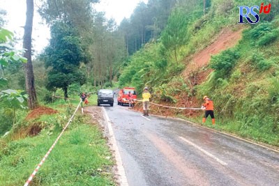 Petugas BPBD Wonosobo membersihkan material longsoran di Dusun Potorono, Desa Pulosaren, Kepil Minggu (9/10). (Istimewa)