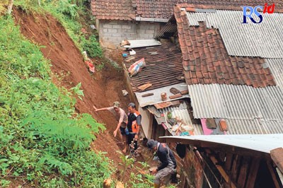 Personel BPBD Kabupaten Temanggung meninjau lokasi tanah longsor di Desa Gemawang, Kecamatan Gemawang, Kabupaten Temanggung Selasa (11/10).  (Istimewa)
