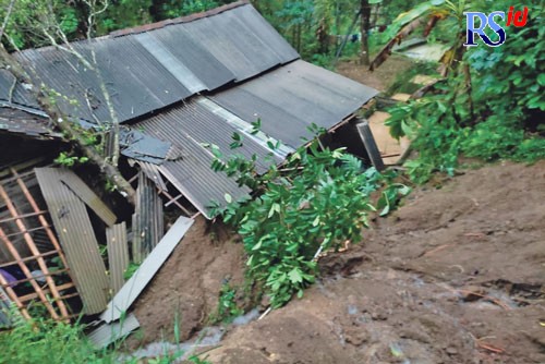 Banjir banding dan tanah longsor mengakibatkan rumah warga Desa Kenalan, Borobudur, rusak. Saluran air putus sehingga warga kekurangan air bersih. (Istimewa)