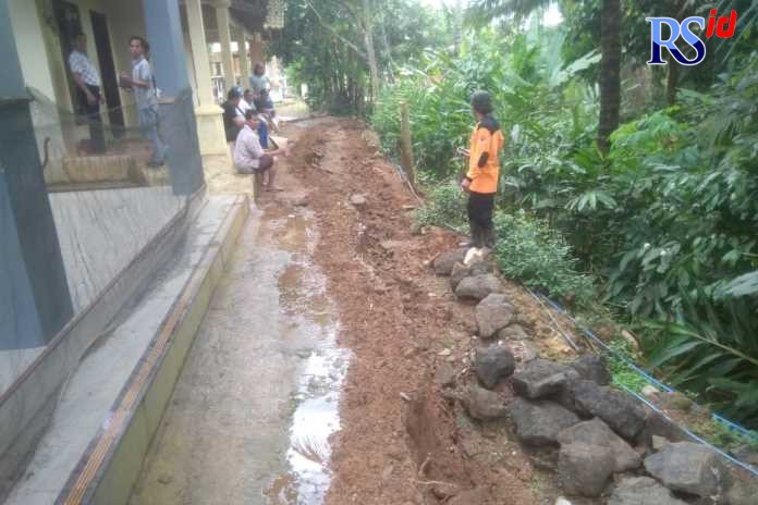 Retakan tanah yang mengancam puluhan rumah di Desa Kumejing, Kecamatan Wadaslintang, Kabupaten Wonosobo Sabtu (8/10). (Istimewa)
