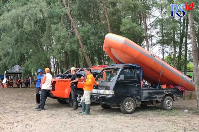 Tim SAR gabungan saat melakukan pencarian korban tenggelam di pesisir Batang. (RIYAN FADLI/JAWA POS RADAR SEMARANG)