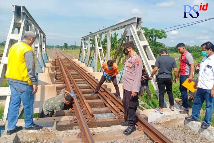 Polisi saat olah TKP di lokasi penemuan mayat diduga tersambar kereta, di Wiradesa, Kabupaten Pekalongan. (Istimewa)