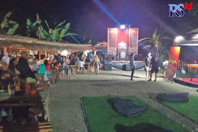 Suasana malam di lokasi kulineran Dung Tungkul yang menjadi salah satu tempat nongkrong yang asyik. (FIGUR RONGGO WASSALIM/ JAWA POS RADAR SEMARANG)