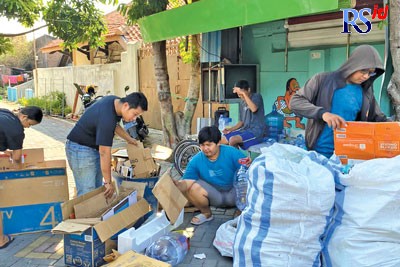 Kegiatan karang taruna di RW 06 Kelurahan Mlatibaru dalam mengumpulkan sampah yang bisa dijual kembali. (Istimewa)