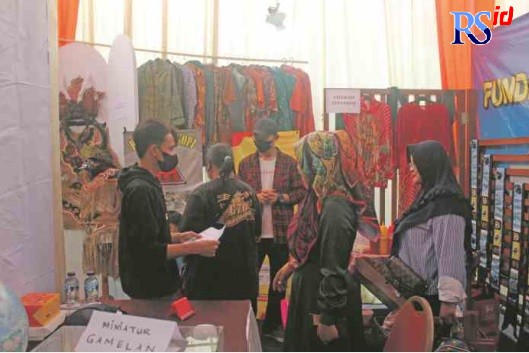 FESTIVAL : Masyarakat mengunjungi  stan di Museum BPK RI Fest 2022, Jumat (21/10). (ROFIK SYARIF G P/RADAR MAGELANG)