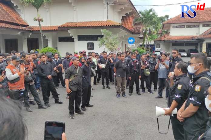 Suasana audiensi antara Komisi A DPRD Kabupaten Semarang dengan FPPNASN Kabupaten Semarang serta instansi-instansi terkait. (NURFAIK NABHAN/Jawa Pos Radar Semarang)