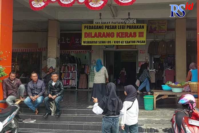 Spanduk yang berisi penolakan atas peraturan tersebut di beberapa tempat Pasar Legi Parakan. (ADDIN ALFATH/JAWA POS RADAR SEMARANG)