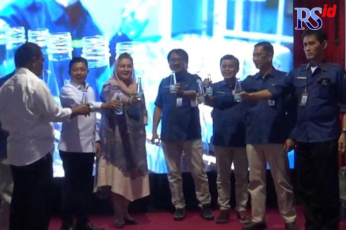 Dirut PDAM Tirta Moedal E Yudi Indardo, bersama Wakil Wali Kota Semarang Hevearita Gunaryanti Rahayu mencoba air mineral kemasan yang diproduksi oleh PDAM Tirta Moedal Semarang. (ADENNYAR WYCAKSONO/JAWA POS RADAR SEMARANG)