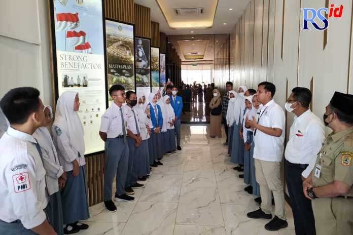Para siswa sedang melihat suasana dunia industri di KITB. (RIYAN FADLI/JAWA POS RADAR SEMARANG)