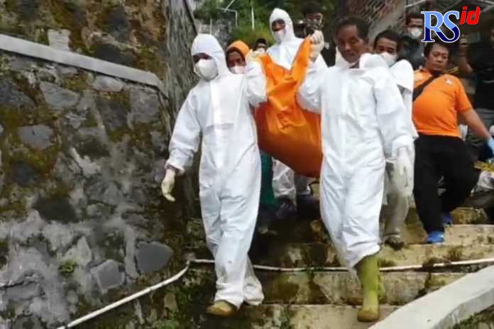 Petugas Polres Temanggung melakukan evakuasi jenazah korban. (ADDIN ALFATH/JAWA POS RADAR SEMARANG)