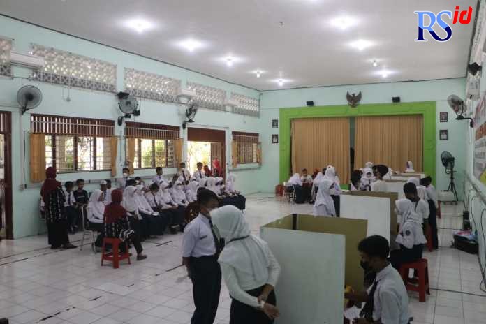 Peserta didik melakukan e-voting di bilik suara untuk memilih ketua OSIS. (KHAFIFAH ARINI PUTRI/JAWA POS RADAR SEMARANG)