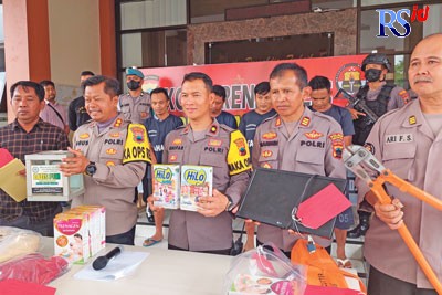 Gelar perkara kasus pencurian 3 minimarket di halaman depan Polres Temanggung Rabu (12/10). (ADDIN ALFATH/ JAWA POS RADAR SEMARANG)