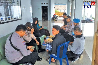 Tim relawan saat berkoordinasi untuk mengevakuasi dan mejemput pendaki yang dilaporkan terperosok ke jurang. (Istimewa)