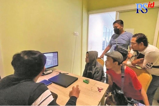 CEK REKAMAN: Petugas kepolisian saat melakukan pengecekan CCTV di sebuah kafe yang diduga sebagai lokasi bermulanya aksi pengeroyokan. (Ist)