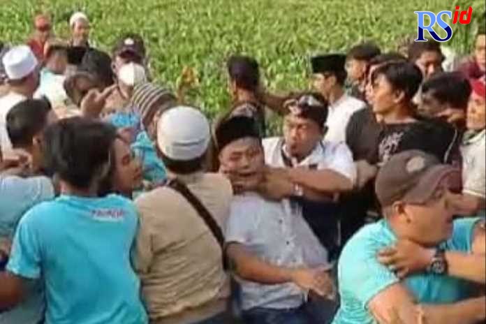 Kedua massa pendukung saling berseteru di Desa Krajan Bogo, Kecamatan Bonang. (WAHIB PRIBADI/JAWA POS RADAR SEMARANG)