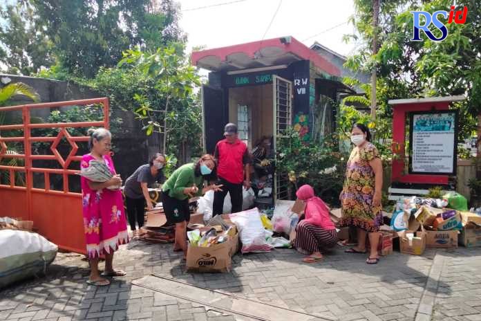 Warga RW 08 Kelurahan Plamongansari menyetorkan sampah anorganik ke bank sampah untuk dijual. (Istimewa)