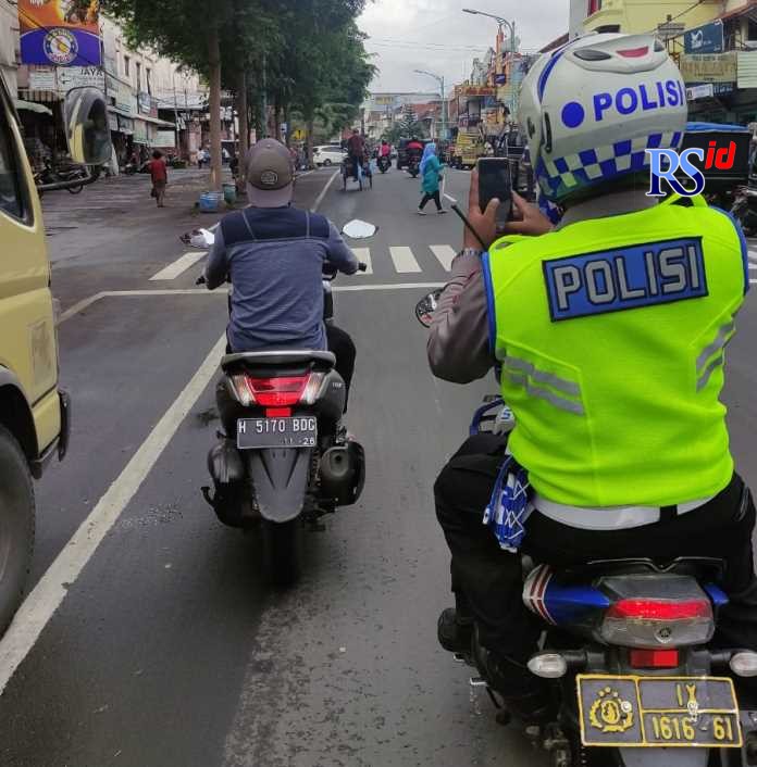 Polres Salatiga sudah meniadakan penilangan secara manual karena anggota di lapangan sudah dibekali HP E-TLE Mobile Hand Held. (Dhinar Sasongko/Jawa Pos Radar Semarang)