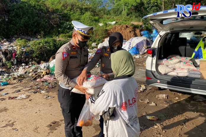 Polres Salatiga membagikan beras untuk warga di sekitar TPA Ngronggo Salatiga (Dhinar Sasongko/Jawa Pos Radar Semarang)
