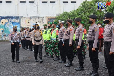 Kapolres Magelang Kota AKBP Yolanda Evalyn Sebayang mengecek kesiapan anggota saat apel gelar pasukan operasi Zebra Candi, Senin (3/10). (ROFIK SYARIF G P/JAWA POS RADAR SEMARANG)
