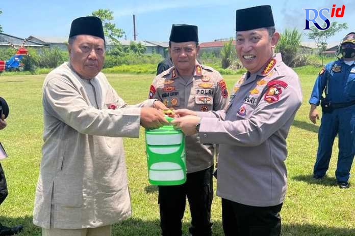 Kapolri Jenderal Polisi Listyo Sigit Prabowo didampingi Kapolda Jateng Irjen Pol Ahmad Luthfi menerima nasi rantang yang dibawa utusan Habib Luthfi sebelum bertolak ke Rembang. (Istimewa)