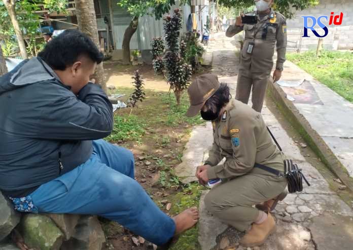 Satpol PP mengobati seorang pelajar yang terluka setelah lari karena menghindari razia. (Istimewa)
