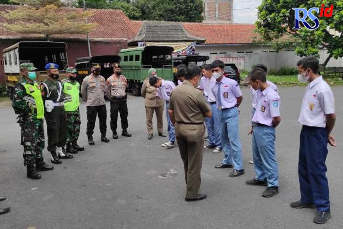 Sembilan pelajar terjaring razia saat berada di warung kala jam belajar. (Dhinar Sasongko/Jawa Pos Radar Semarang)