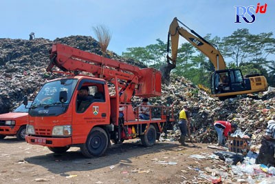 Suasana di TPSA Banyuurip kemarin.  Bau menyengat akan diantisipasi dengan semprot EM4 sehingga mempercepat proses pengomposan. (PUPUT PUSPITASARI/JAWA POS RADAR SEMARANG)