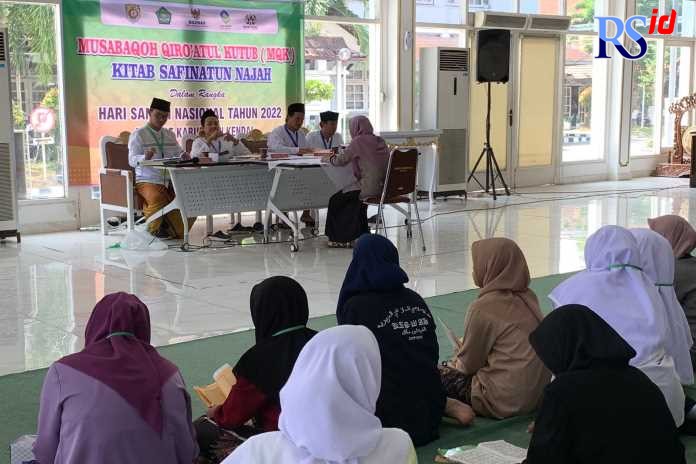 Para santri tamoak serius mengikuti MQK di Pendopo Tumenggung Bahurekso Kendal Minggu (16/10). (DEVI KHOFIFATUR RIZQI/ JAWA POS RADAR SEMARANG)
