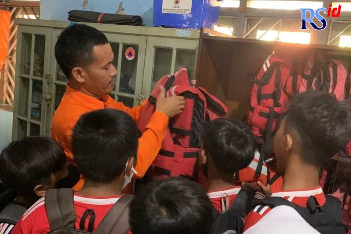 Petugas BPBD saat memberikan materi mitigasi bencana kepada para siswa SD Senin (10/10). (DEVI KHOFIFATUR RIZQI/ JAWA POS RADAR SEMARANG)